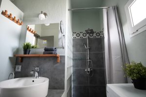 Laonikos bathroom